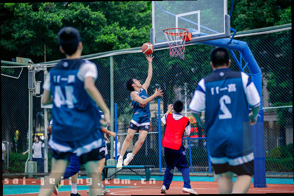 金色边框的公告图标，简洁庄重